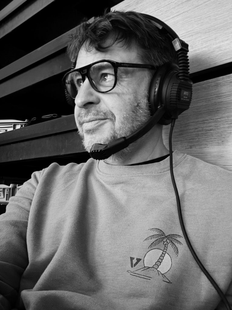 Pierre Henniquant, designer de présentations et motion designer à Marseille (NextSlide), en régie avec un casque d'intercom